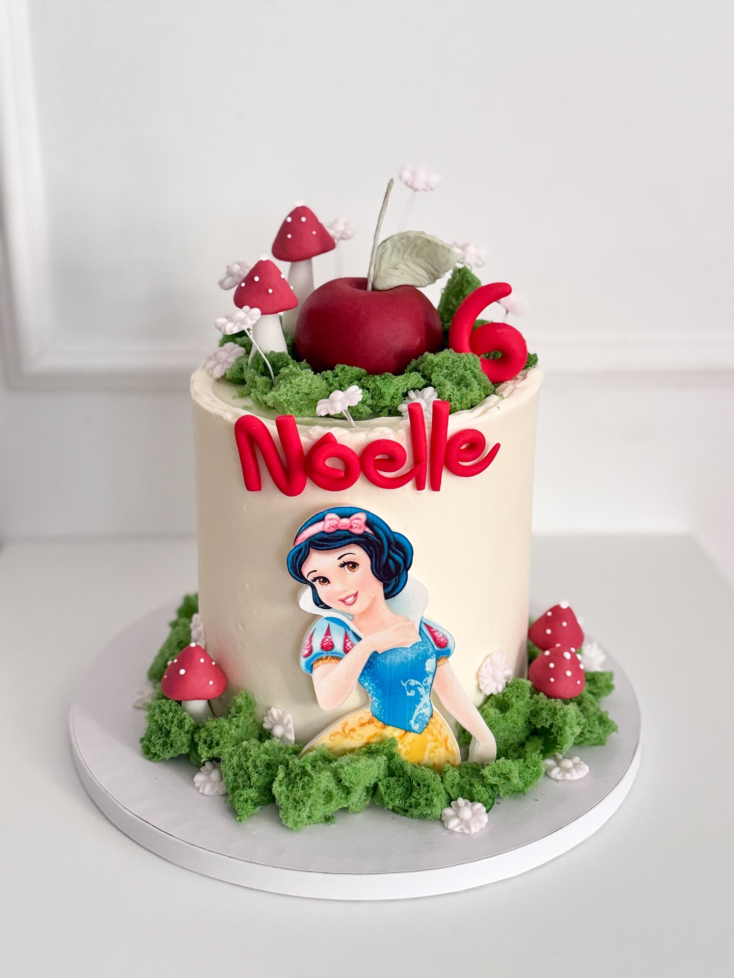Torta a tema fiaba con mela e funghetti — Ciafa’s Cake