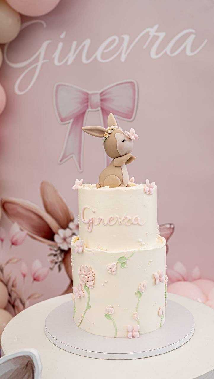 Torta Ciafa’s a due piani con coniglietto, fiori e dettagli rosa cipria