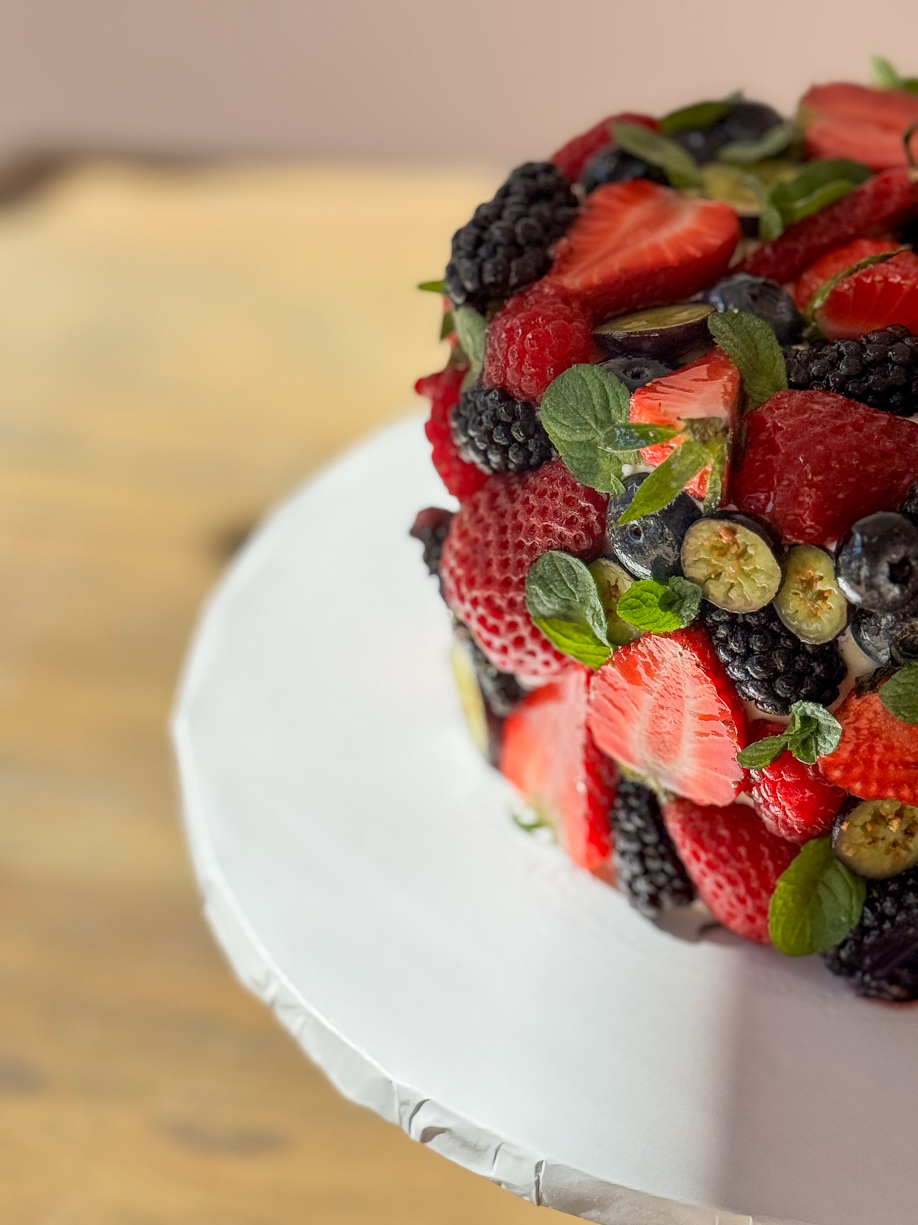 Frutti rossi e dettagli di menta — Ciafa’s Cake